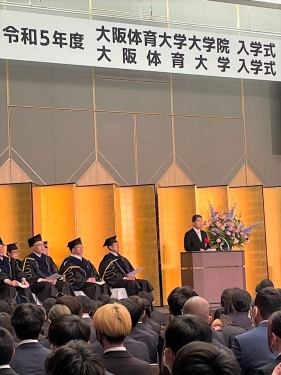 大阪体育大学入学式で祝辞を述べる町長