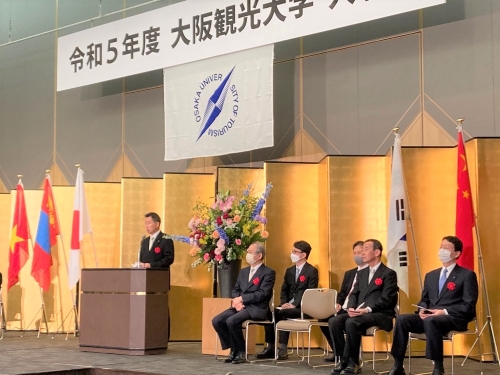 大阪観光大学入学式で祝辞を述べる町長