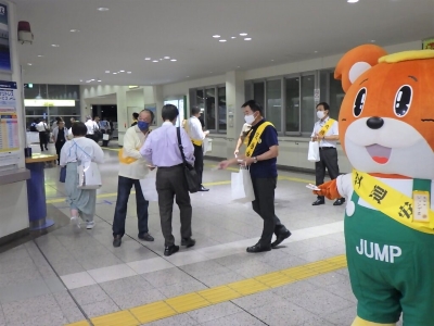 駅前啓発活動の様子1