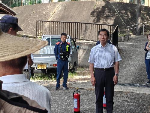自主防災組織の訓練で挨拶する藤原町長