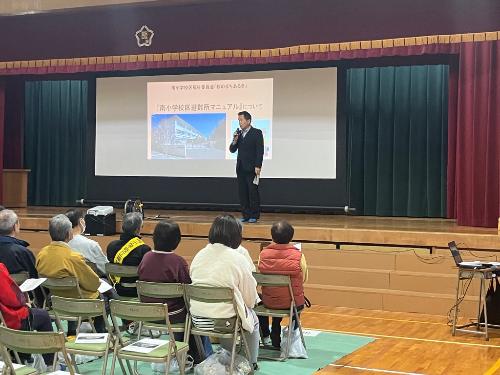 ふれあいまち歩きで挨拶する藤原町長