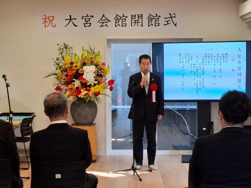 式典で挨拶する藤原町長