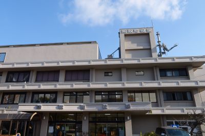 熊取町役場（3階建）の建物外観の写真
