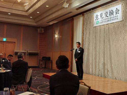 挨拶する藤原町長
