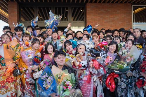 キテーネホールの前で集合写真