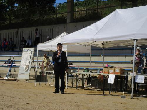 開会式で挨拶する藤原町長