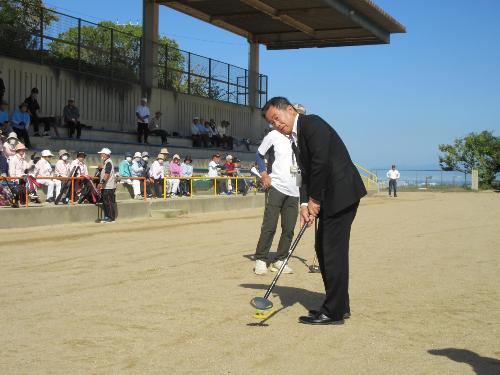 始球式を行う藤原町長