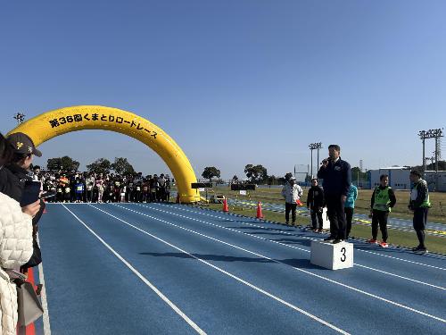 開会式で挨拶する藤原町長
