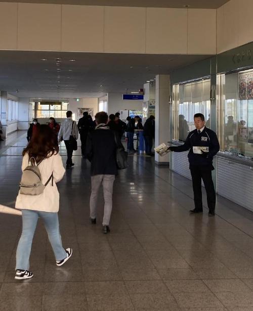 JR熊取駅にて広報誌を配布する藤原町長