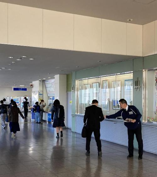 熊取駅で広報誌を配布する藤原町長