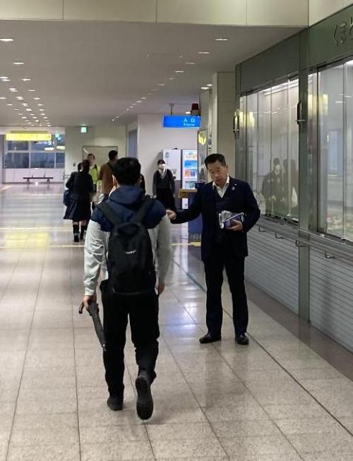 広報誌を配布する藤原町長