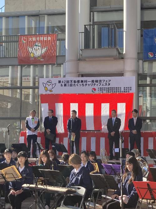 壇上で挨拶する藤原町長