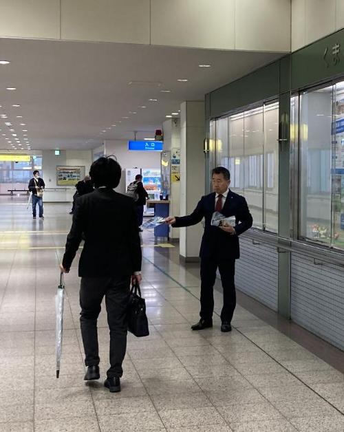 街頭配布の様子