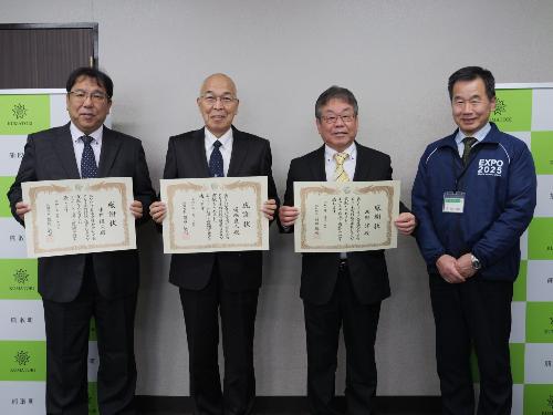 感謝状を手に持ち、町長と記念撮影する自治会連合会会長、副会長