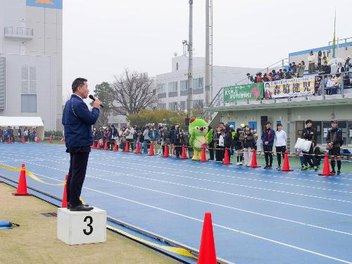 開会式で挨拶する藤原町長