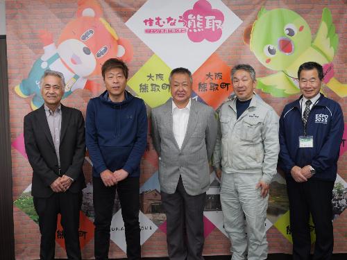 熊取地車祭礼運営委員会の役員のみなさんと記念撮影する藤原町長