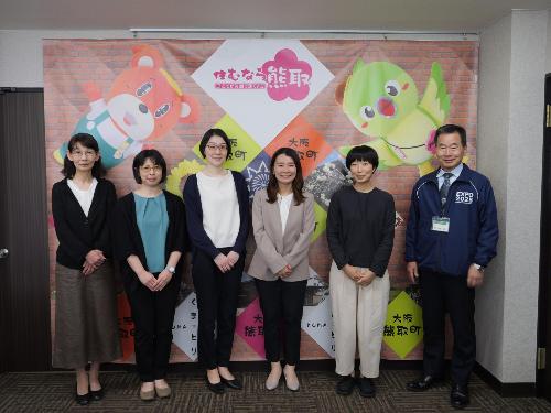 熊取町文庫連絡協議会の皆さんと記念撮影する藤原町長