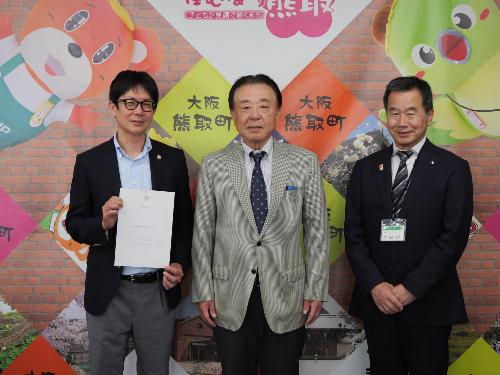 監査委員委嘱式終了後、記念撮影する井上代表監査委員、井上監査委員、藤原町長