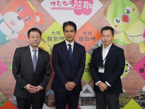 泉佐野泉南歯科医師会の板橋正憲会長と根来信介副会長、藤原町長