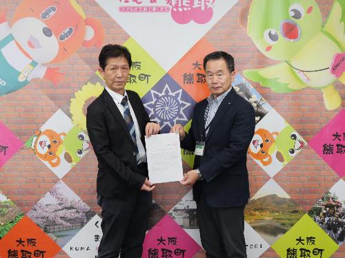 答申書を受け取る藤原町長