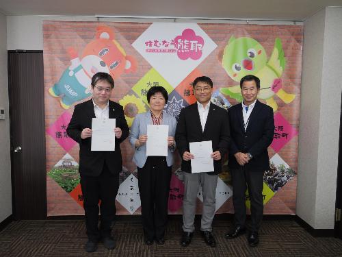入札管理委員会の方々と町長の写真