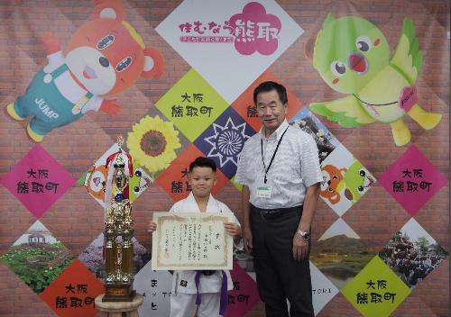 受章者の中西君と藤原町長