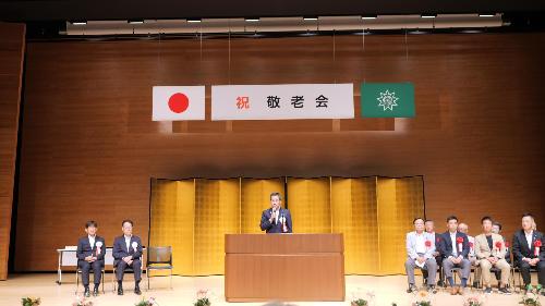 敬老会で挨拶する藤原町長