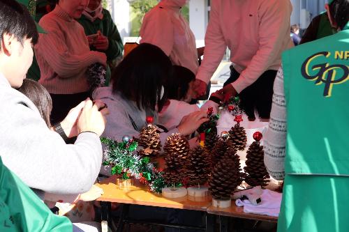 クリスマスツリーづくりの様子