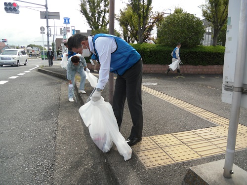 議員と職員による道路清掃活動の様子1