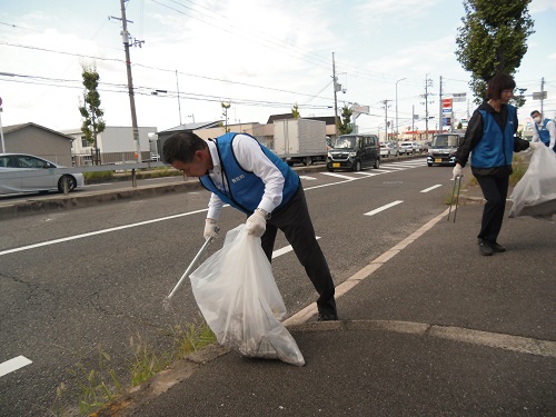 議員と職員による道路清掃活動の様子2