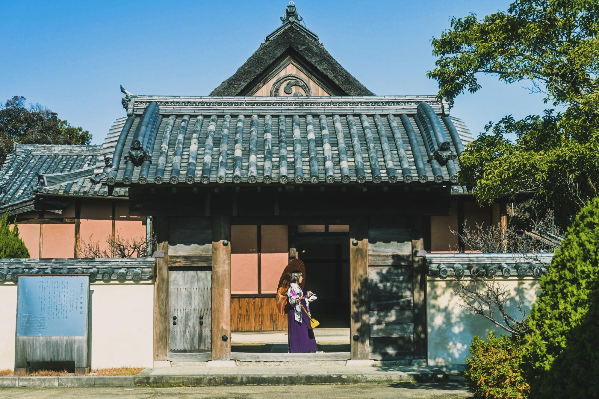 中家住宅で袴姿の女性が写っている写真