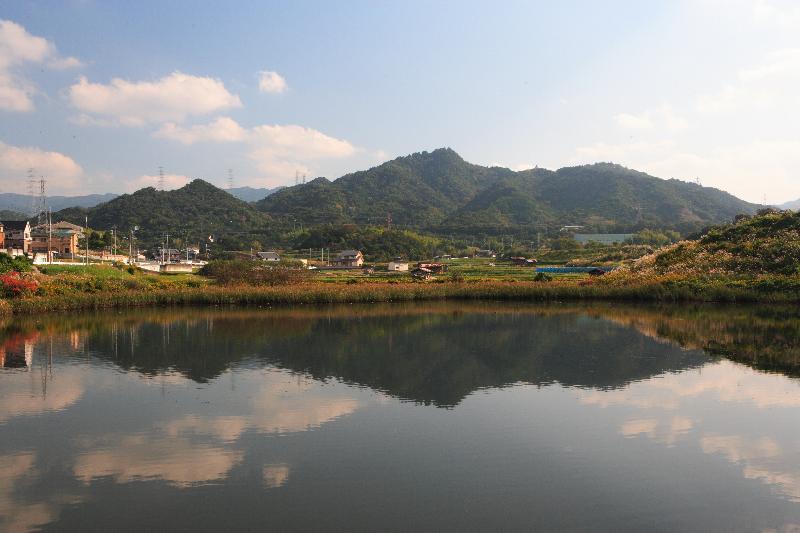 晴れの日に撮影された雨山の遠景写真