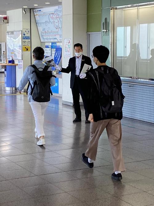 熊取駅前で広報誌を配布する町長