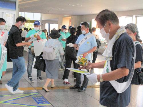 熊取駅で街頭啓発をする町長