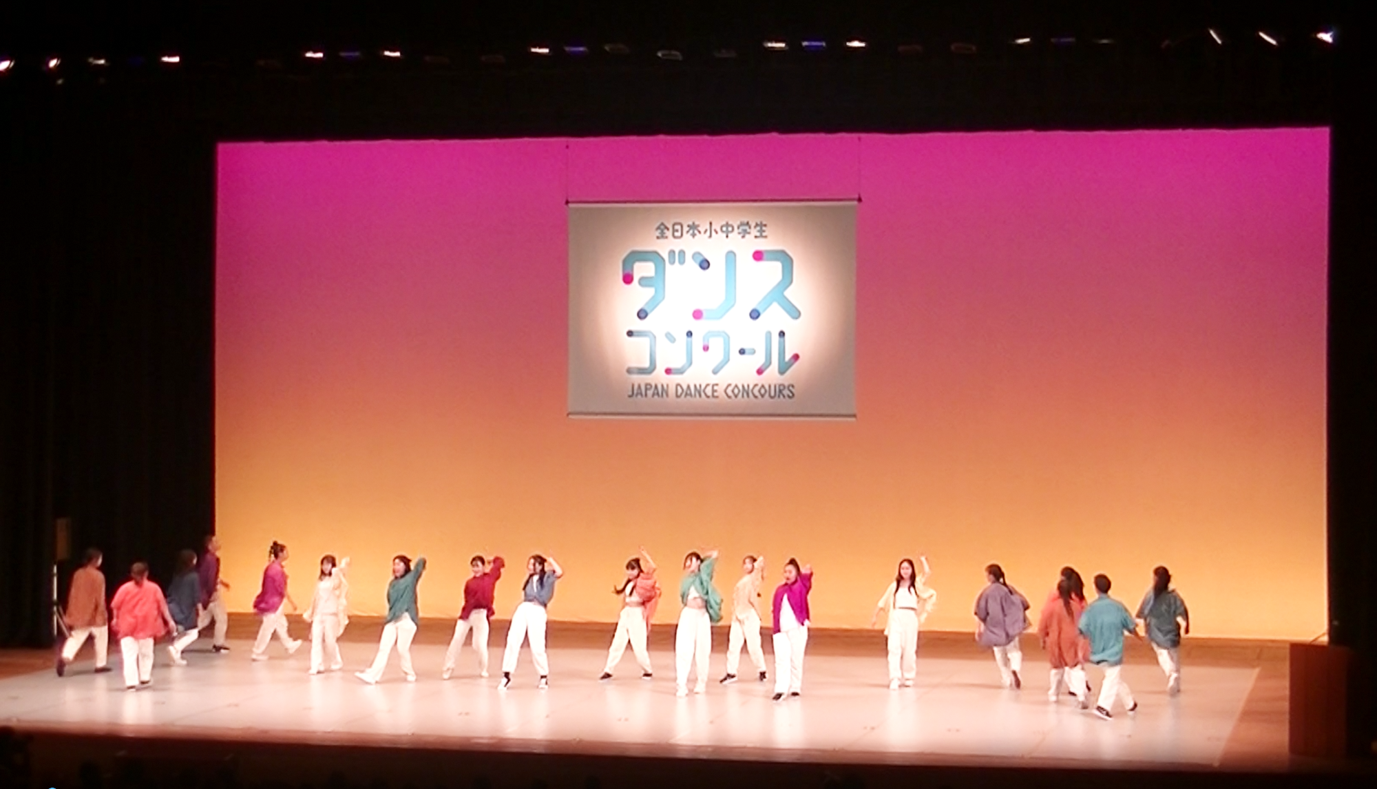 全日本小中学生ダンススクールで発表する生徒たちの写真