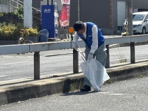 道路を清掃する藤原町長