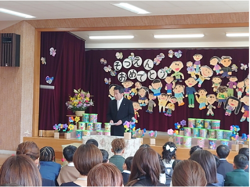 町立保育所卒園式で園児に向かって挨拶する藤原町長