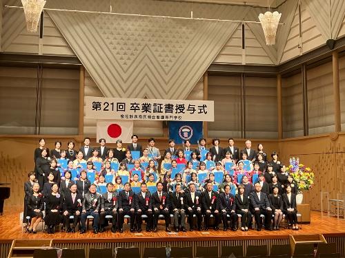 卒業証書授与式での記念撮影