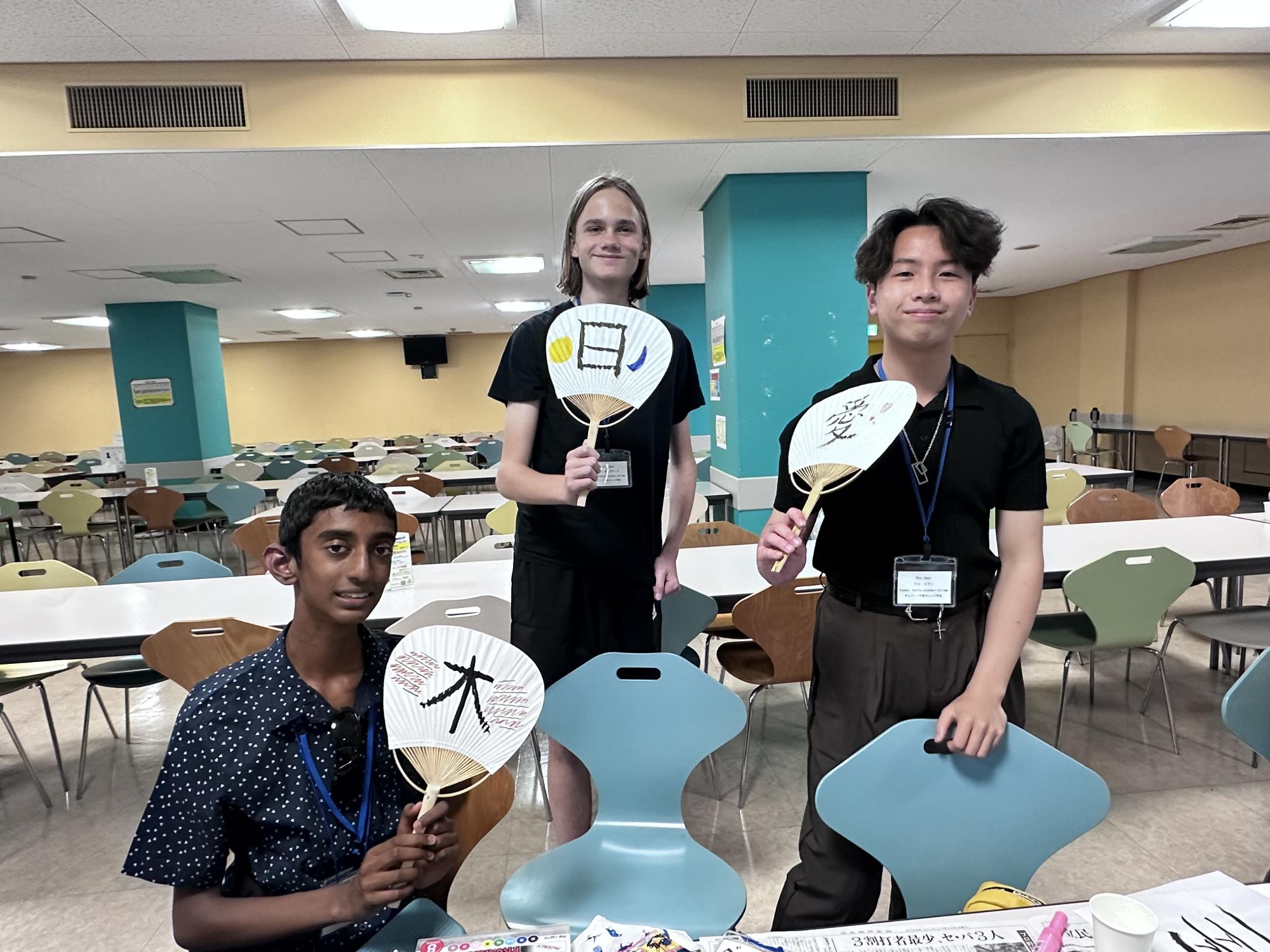 観光大学うちわ作成風景2