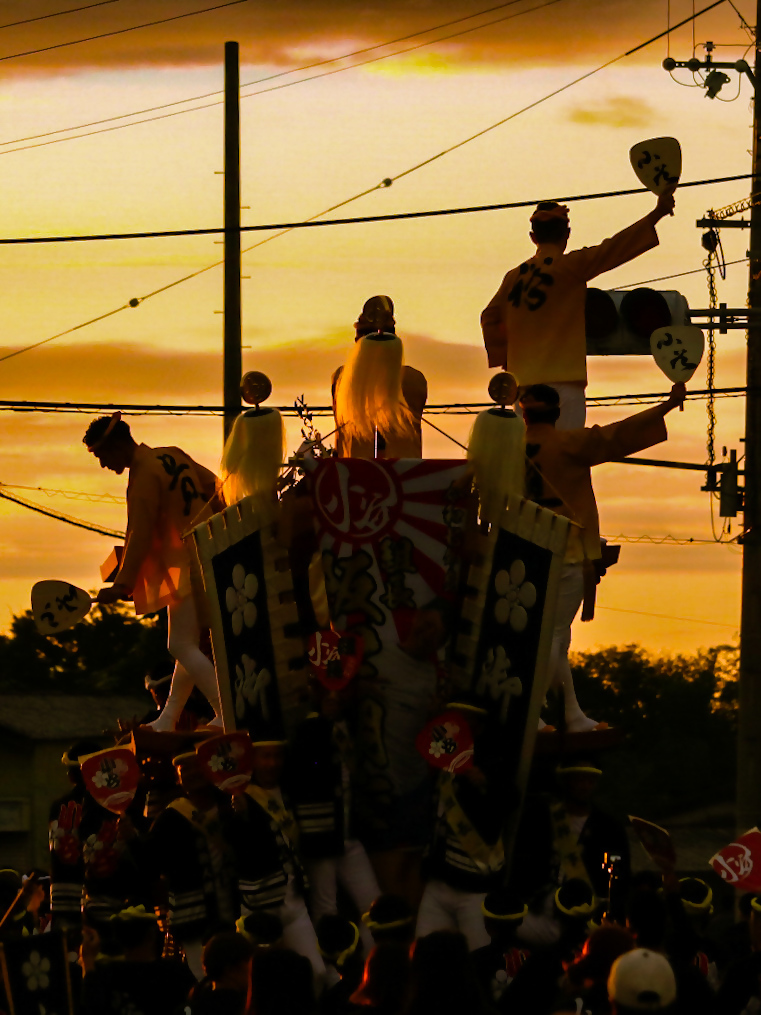 ひまわりドーム周辺の地車と夕日の写真