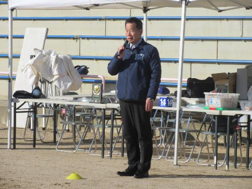 開会式で挨拶する藤原町長
