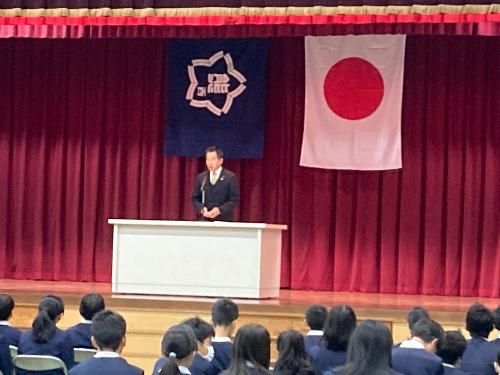 祝辞を述べている様子