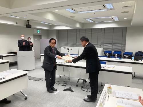 大阪府町村長会の田代会長より賞状を受け取る藤原町長