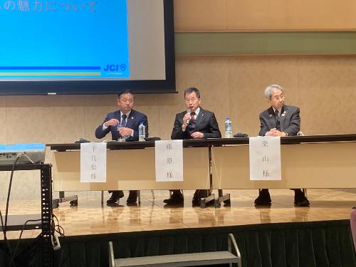 パネルディスカッションで発言する藤原町長。泉佐野市長、田尻町長とともに