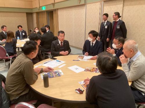 ワークショップに入り、メンバーと話し合う藤原町長