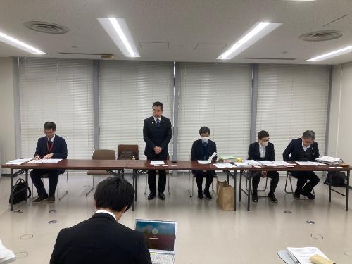 記者発表時に挨拶する藤原町長と同席する職員