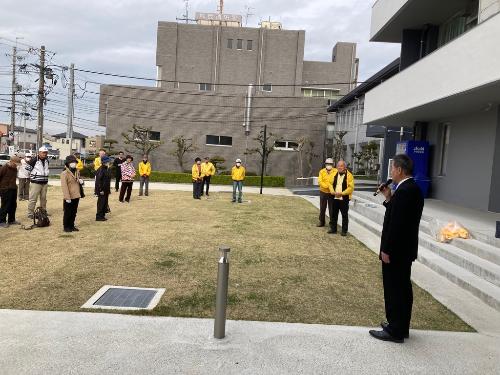 シニアクラブ「永楽ダム歩こう会」で挨拶する藤原町長