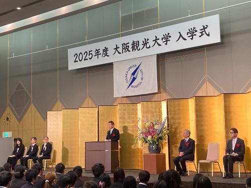 大阪観光大学入学式で挨拶する藤原町長