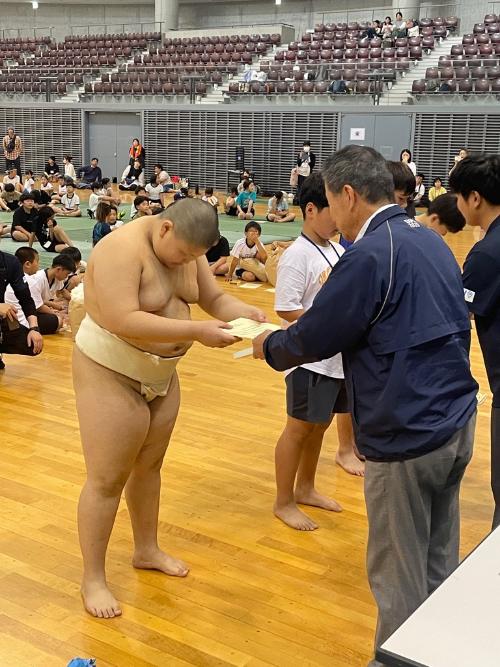 表彰式で入賞者に表彰する藤原町長
