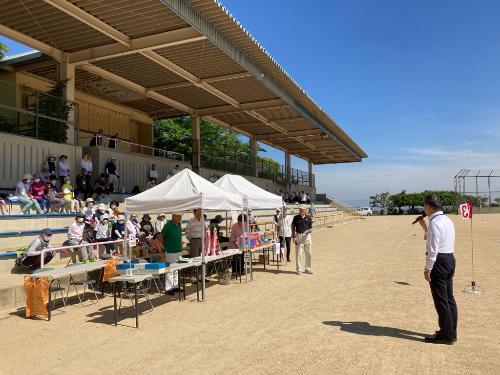 グラウンドゴルフ大会で挨拶する藤原町長